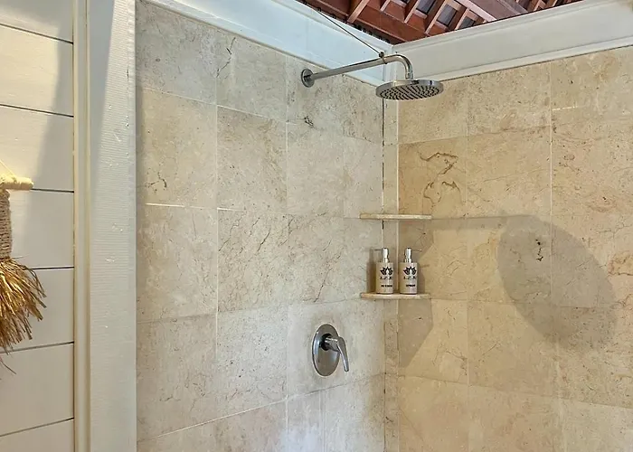 Nicole 5br Paradise, Quiet Area In Oberoi *