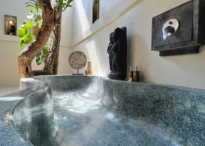 Nicole 5br Paradise, Quiet Area In Oberoi *