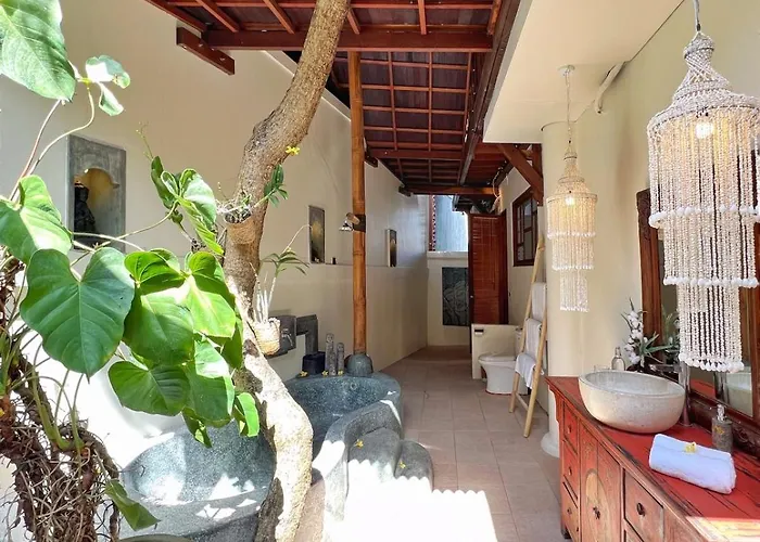Villa Nicole 5br Paradise, Quiet Area In Oberoi *