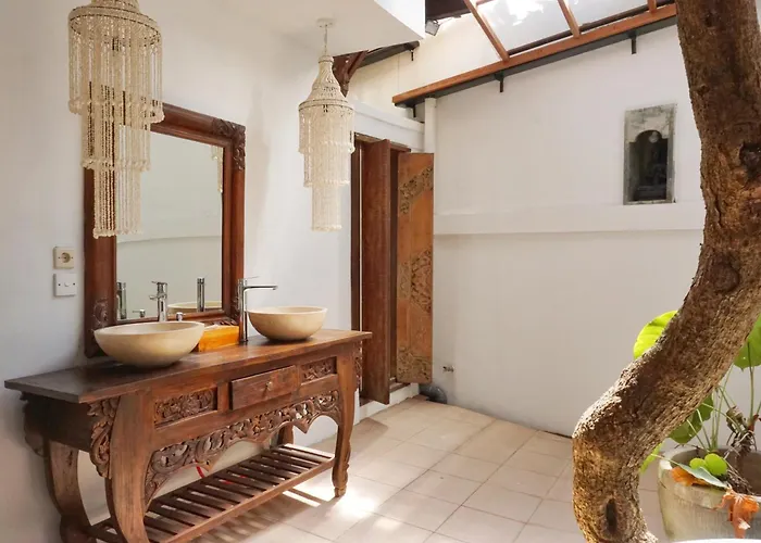 Nicole 5br Paradise, Quiet Area In Oberoi